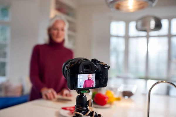 Vlogger Féminine Senior Faisant Vidéo Médias Sociaux Sur Cuisine Pour — Photo