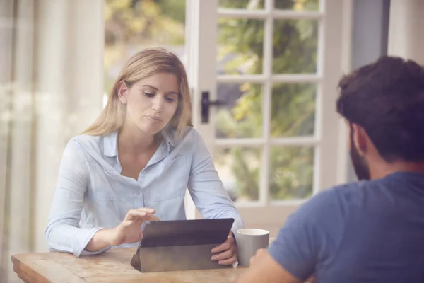 Par Med Digital Surfplatta Sitter Vid Bordet Arbetar Hemifrån Visas — Stockfoto