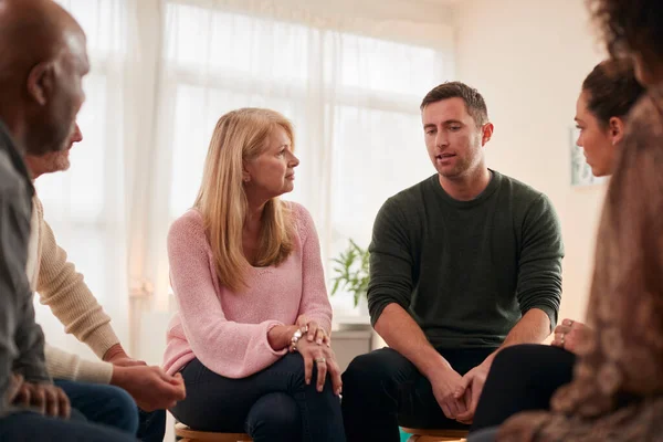 Hombre Hablando Reunión Grupo Apoyo Para Problemas Salud Mental Dependencia —  Fotos de Stock