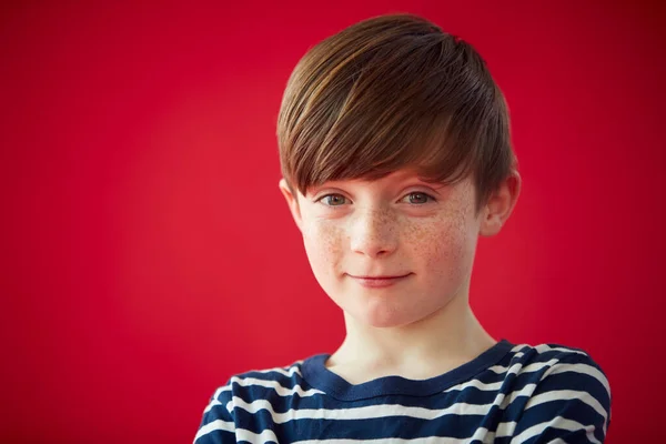 Retrato Jovem Menino Contra Vermelho Estúdio Fundo Sorrindo Para Câmara — Fotografia de Stock