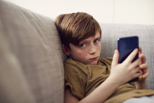 Portret Van Ernstige Jongen Zittend Bank Thuis Gaming Aan Hand — Stockfoto