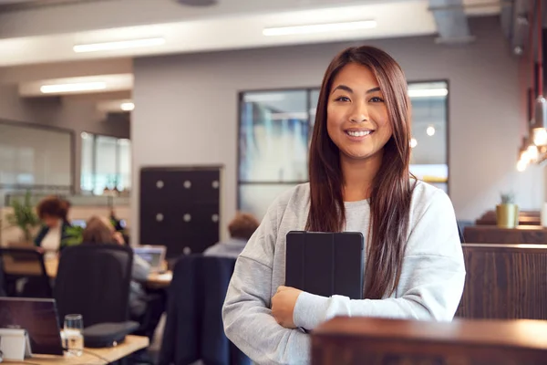 Meşgul Modern Ofis Çalışan Gülümseyen Asyalı Genç Kadınının Baş Omuz — Stok fotoğraf