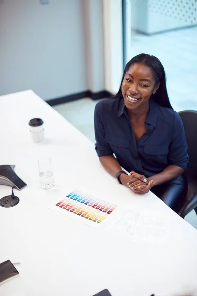 Gülümseyen Afro Amerikan Kadınının Ofis Toplantı Odasında Masada Oturuşu — Stok fotoğraf