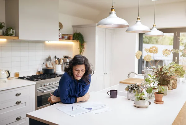 Mujer Madura Revisando Firmando Finanzas Nacionales Papeleo Inversión Cocina Casa —  Fotos de Stock