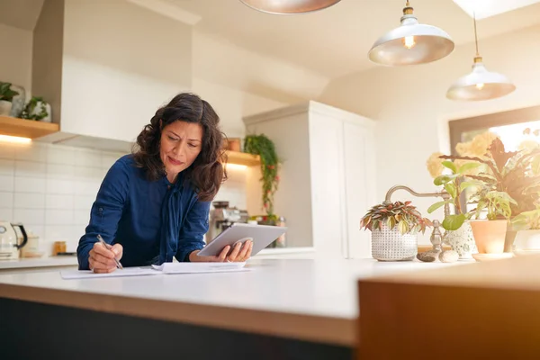 Volwassen Vrouw Met Digitale Tablet Herzien Huishoudelijke Financiën Papierwerk Keuken — Stockfoto