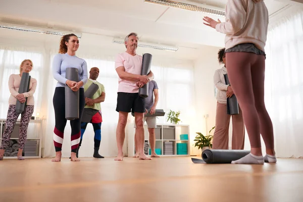 Groep Van Mensen Trainingskleding Vergadering Voor Fitness Yoga Klasse Het — Stockfoto