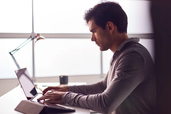 Empresário Que Trabalha Portátil Mesa Escritório Moderno — Fotografia de Stock