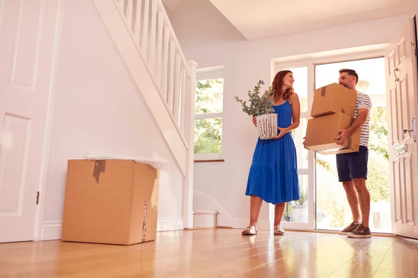 Mature Couple Carrying Boxes Front Door New Home Moving Day — Stock Photo, Image