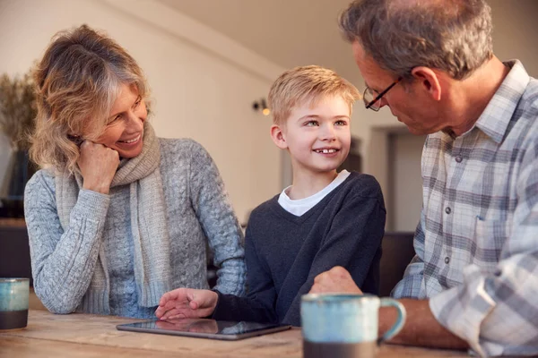 Enkel Und Großeltern Spielen Hause Gemeinsam Auf Digitalem Tablet — Stockfoto