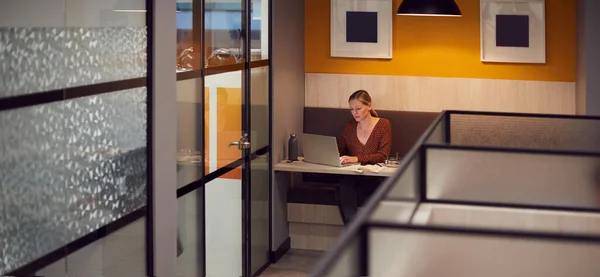 Affärskvinna Som Arbetar Sent Öppen Planlösning Office Använda Laptop — Stockfoto