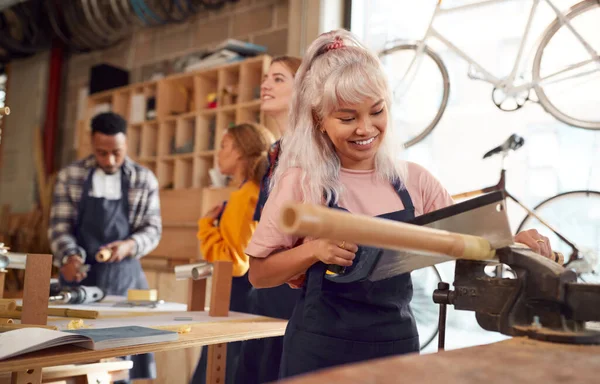 Multikulturelles Team Der Werkstatt Montiert Handgefertigte Nachhaltige Bambus Fahrradrahmen — Stockfoto