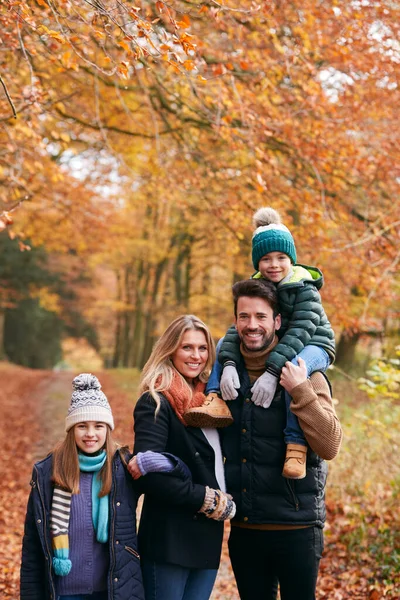 Porträt Einer Familie Die Auf Dem Herbstlichen Waldweg Spaziert Mit — Stockfoto