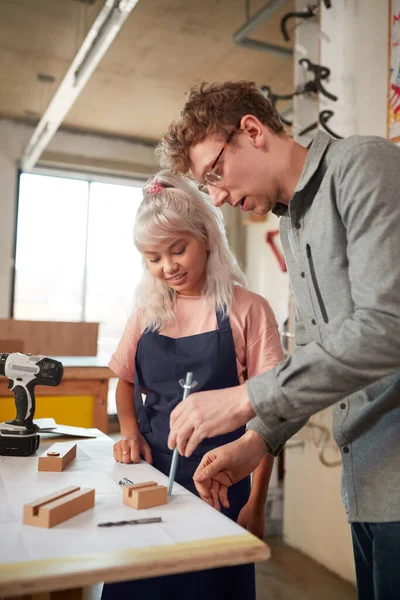 Craftsman Mentoring Aprendiz Feminino Oficina Construção Bicicletas Bambu Sustentáveis — Fotografia de Stock