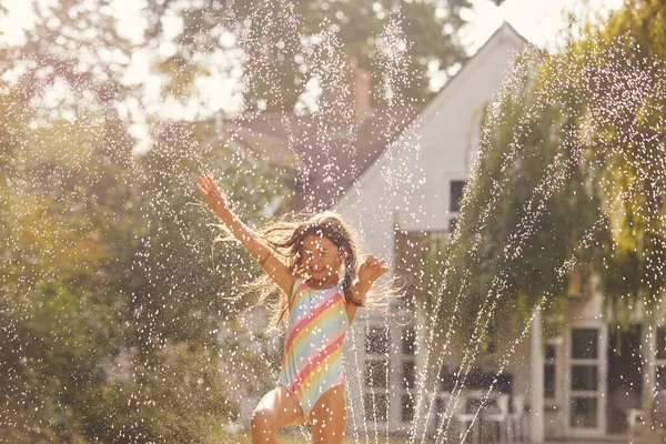 Dívka Sobě Plavecký Kostým Bavit Letní Zahradě Hrát Vodě Zahradního — Stock fotografie