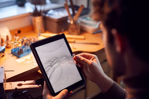 Primer Plano Del Joyero Masculino Mirando Diseño Del Anillo Tableta — Foto de Stock