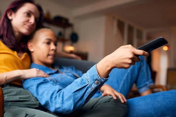 Liebevolle Gleichgeschlechtliche Paare Liegen Auf Dem Sofa Hause Vor Dem — Stockfoto