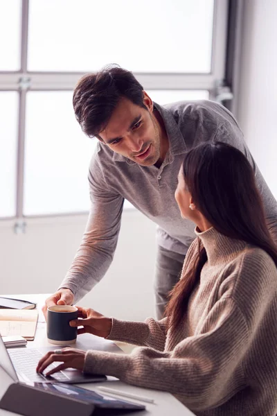 Zakenman Brengt Vrouwelijke Collega Werken Laptop Aan Bureau Een Kopje — Stockfoto