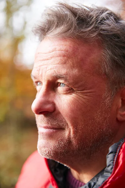 Hoofd Schouders Portret Van Volwassen Man Het Najaar Landschap — Stockfoto