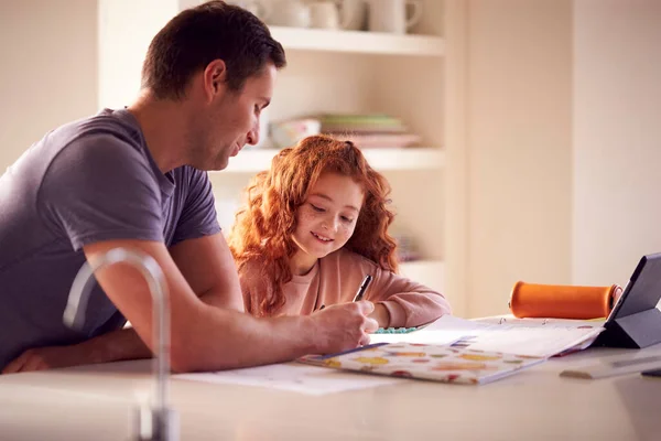 Vader Helpen Dochter Met Huiswerk Zitten Keuken Teller Met Behulp — Stockfoto