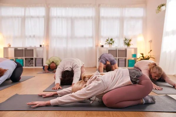 Leraar Het Helpen Van Groep Rekken Oefeningsmatten Yoga Fitnessklasse Binnen — Stockfoto