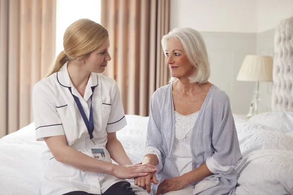 Kvinnlig Läkare Gör Hem Besök Till Senior Woman För Medicinsk — Stockfoto