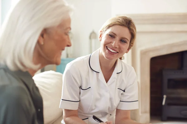 Ärztin Hausbesuch Bei Seniorin Zum Medizincheck — Stockfoto