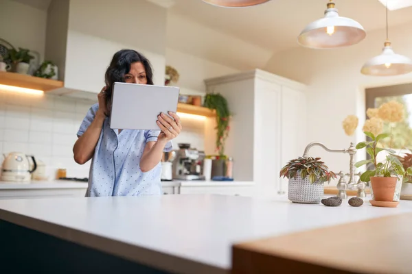 Volwassen Latino Vrouw Pyjama Thuis Keuken Controles Haar Uiterlijk Met — Stockfoto