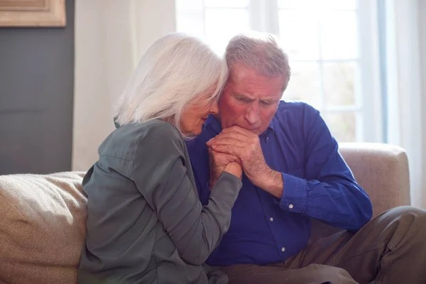 Žena Sedí Pohovce Utěšující Starší Muž Trpí Duševními Problémy Doma — Stock fotografie