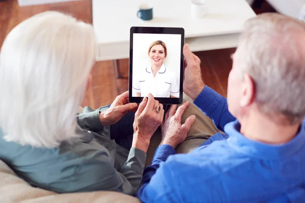 Médico Feminino Tendo Consulta Vídeo Com Casal Sênior Tablet Digital — Fotografia de Stock