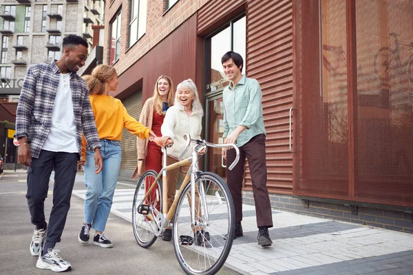 Gruppe Multikultureller Freunde Spaziert Mit Nachhaltigem Bambus Fahrrad Durch Die — Stockfoto