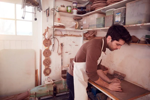 Macho Potter Usando Delantal Rodando Hacia Fuera Bulto Arcilla Cerámica — Foto de Stock