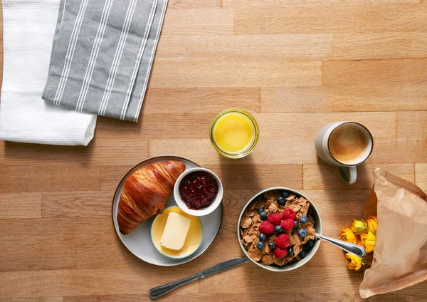 Inyección Plana Mesa Colocada Para Desayuno Con Cruasán Cereales Flores —  Fotos de Stock