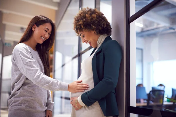 Επιχειρηματίας Αγγίζοντας Έγκυος Γυναίκες Συνάδελφοι Bump Στο Σύγχρονο Γραφείο — Φωτογραφία Αρχείου