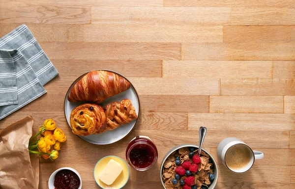 Overhead Platt Skott Tabell Frukost Med Spannmål Croissant Bakverk Och — Stockfoto
