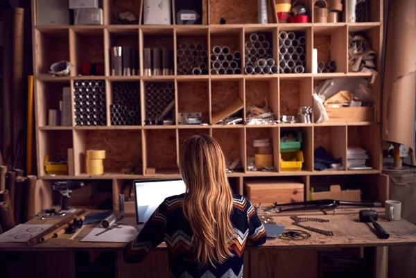 Proprietário Negócio Feminino Trabalhando Tarde Oficina Carpintaria Usando Laptop — Fotografia de Stock