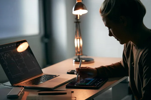 Femeie Share Trader Birou Prețul Stocului Date Afișate Laptop Tabletă — Fotografie, imagine de stoc