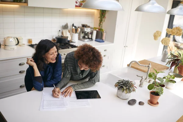 Zelfde Geslacht Volwassen Vrouwelijk Paar Beoordelen Binnenlandse Financiën Investeringen Keuken — Stockfoto