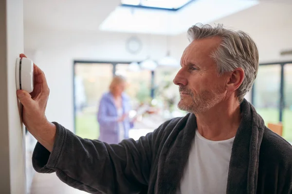 Starší Muž Otáčení Control Dial Digital Ústřední Topení Termostat Doma — Stock fotografie