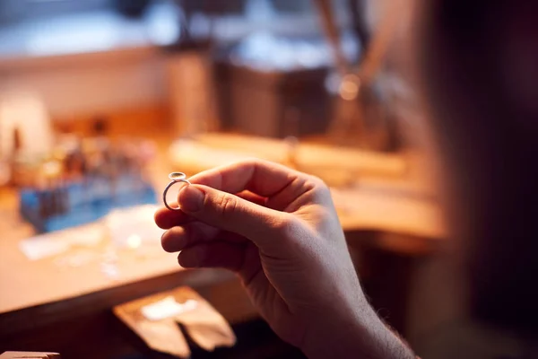 Close Male Jeweller Looking Setting Ring Studio — стоковое фото