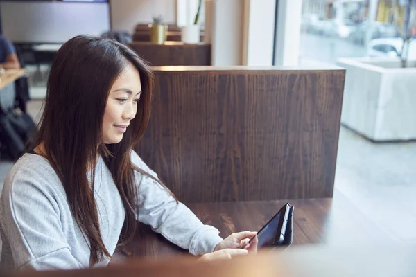 Junge Asiatische Geschäftsfrau Nutzt Digitales Tablet Bereich Des Modernen Büros — Stockfoto