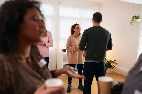 Gruppo Persone Che Bevono Caffè Chiacchierano All Incontro Informale Discutere — Foto Stock