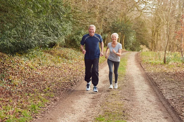 Senior Couple Exercising Het Najaar Countryside Tijdens Covid Lockdown — Stockfoto