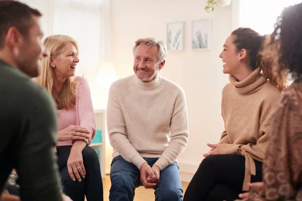 Man Speaking Support Group Meeting Mental Health Dependency Issues Community — Stock Photo, Image