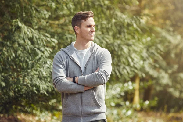 Lächelnder Mann Der Herbst Auf Dem Land Herumläuft Und Während — Stockfoto