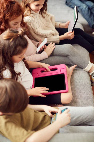 Colpo Testa Bambini Con Gli Amici Seduti Sul Divano Casa — Foto Stock