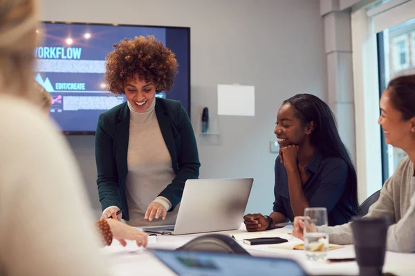 Embarazada Empresaria Lidera Reunión Creativa Mujeres Que Colaboran Alrededor Mesa —  Fotos de Stock