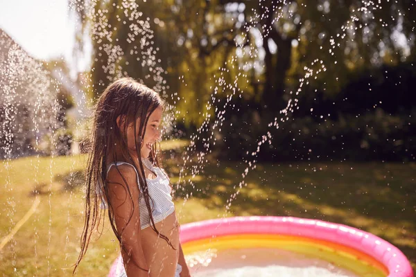 Menina Vestindo Trajes Natação Divertindo Jardim Verão Jogando Água Aspersor — Fotografia de Stock
