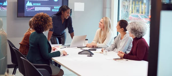 Νεαρή Επιχειρηματίας Leading Creative Meeting Women Συνεργασία Γύρω Από Τραπέζι — Φωτογραφία Αρχείου