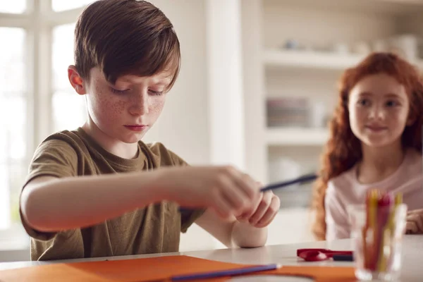 Kinder Hause Mit Freunden Haben Spaß Beim Gemeinsamen Basteln Von — Stockfoto