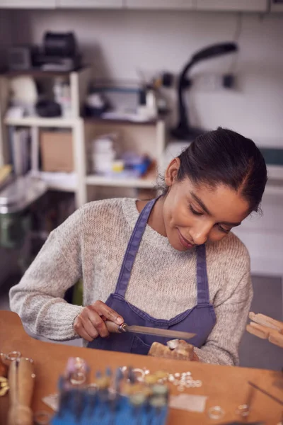 Juwelierin Auf Bank Arbeitet Mit Feile Atelier Ring — Stockfoto